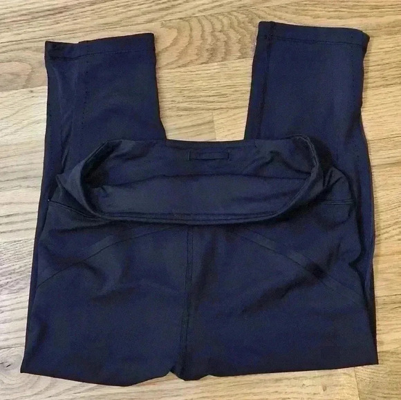 Lululemon Smooth Stride Crop Leggings. Black. Size 6 - Picture 9 of 11